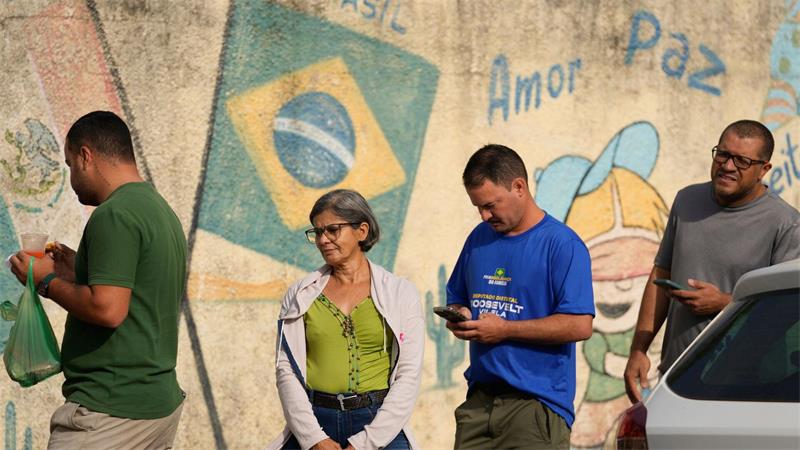 Flávio Bolsonaro leicht favorisiert in Stichwahl gegen Lula Rund 159 Millionen Menschen waren zur Wahl aufgerufen.