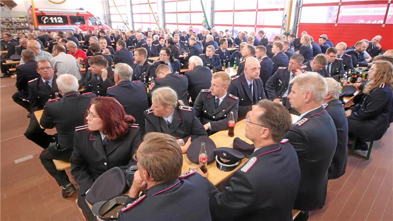 Rund 160 Einsatzkräfte der zwölf Langelsheimer Ortsfeuerwehren sind ins Feuerwehrgerätehaus gekommen, um an der Zeremonie teilzunehmen.
