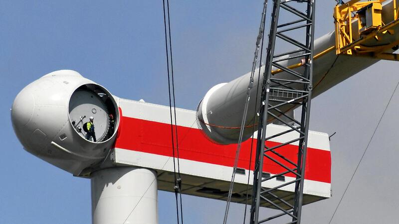 Rund 160 Meter über den Schladener Erdboden warten die Monteure auf das Andocken des Rotorblatts.
