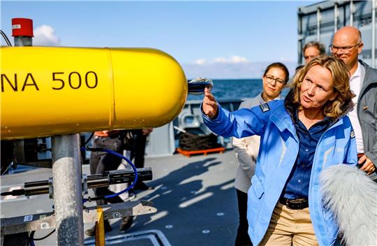 «Rund 1,6 Millionen Tonnen verrostende Munitionsaltlasten in Nordsee und Ostsee bedeuten eine zunehmende Gefahr für Mensch und Umwelt», sagt Bundesumweltministerin Steffi Lemke.
