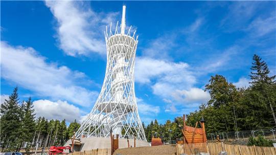Rund 17 Millionen Euro hat der Aussichtsturm "Hexenbesen" bei Rothesütte gekostet. Dazu gehört eine Erlebniswelt mit mehreren Freizeitangeboten.