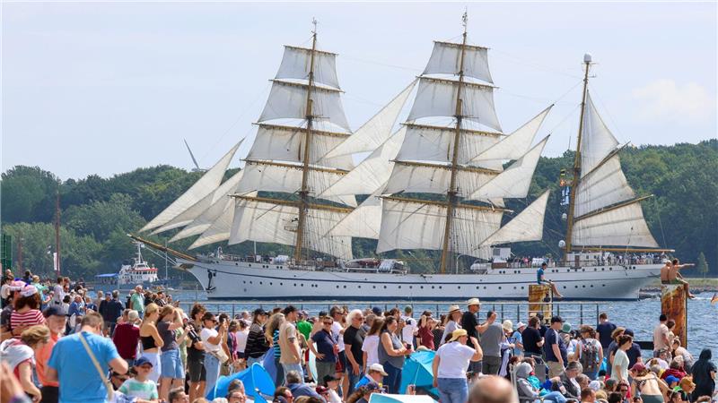 Rund 170.000 Menschen haben die Windjammerparade der Kieler Woche verfolgt.