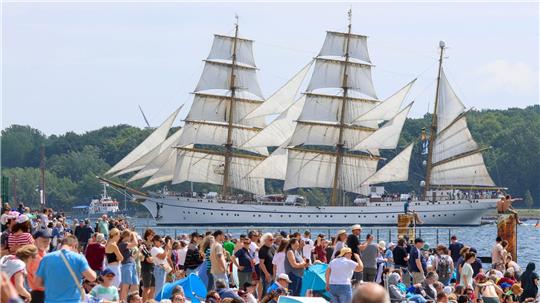 Rund 170.000 Menschen haben die Windjammerparade der Kieler Woche verfolgt.