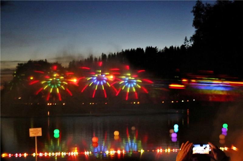 Über 1000 Gäste beim Lichter-Spektakel am Okerteich Rund 20 Minuten dauert die Lasershow.