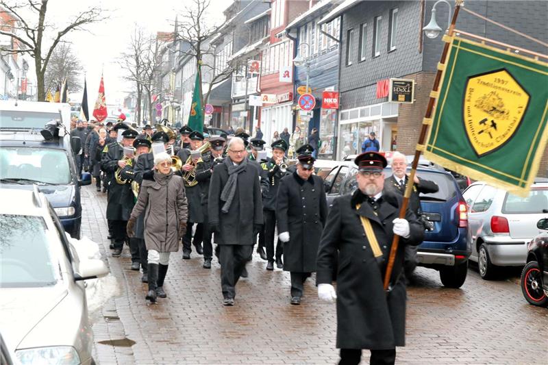 Rund 200 Bergleute und dem Bergbau Verbundene zogen im Festumzug durch Clausthal zur Marktkirche.  Foto: Neuendorf