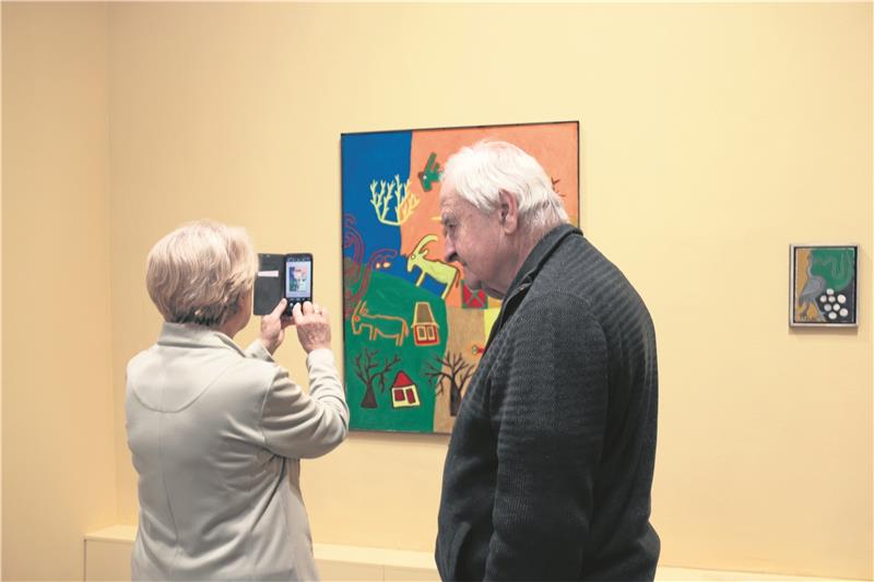 Rund 200 Besucher kamen zur Ausstellungseröffnung ins Mönchehaus. Ein beliebtes Fotomotiv war das Ölgemälde „Two Houses, three Buck“ von Flai Shipipa. Fotos: Hartmann