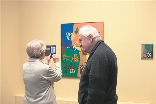 Rund 200 Besucher kamen zur Ausstellungseröffnung ins Mönchehaus. Ein beliebtes Fotomotiv war das Ölgemälde „Two Houses, three Buck“ von Flai Shipipa. Fotos: Hartmann
