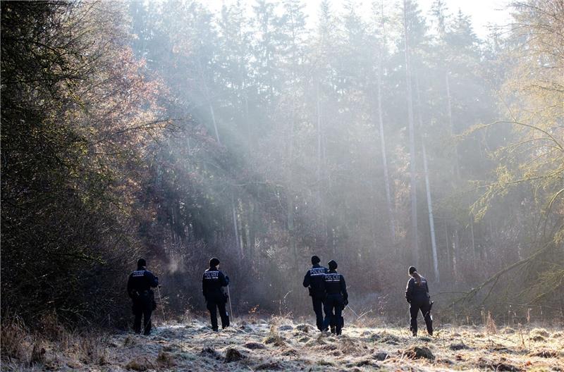 Hoffen und Bangen - Zweijährige spurlos verschwunden Rund 200 Einsatzkräfte der Polizei, Feuerwehr und des Technischen Hilfswerks beteiligten sich an der Suche nach einer Zweijährigen, die im im baden-württembergischen Landkreis Sigmaringen vermisst wird.