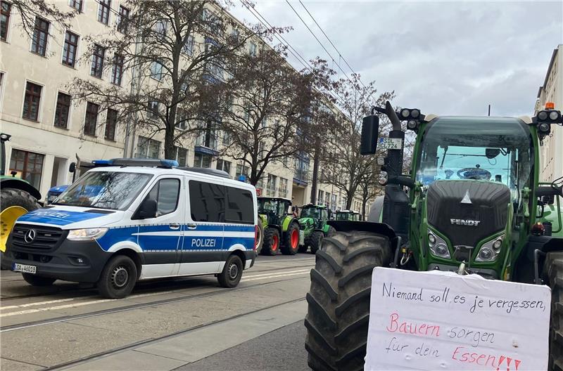 Bauern protestieren bei Veranstaltung mit Ricarda Lang Rund 200 Teilnehmer seien vor Ort gewesen. Sie hätten ihre Maschinen rund um den Veranstaltungsort geparkt und Feuer angezündet.