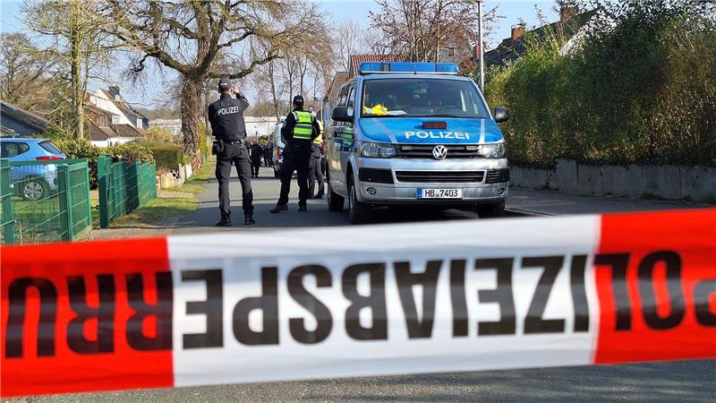 Rund 2.000 Menschen haben wegen der Sprengung von vier Weltkriegsbomben in Bremen ihre Häuser und Wohnungen verlassen müssen.
