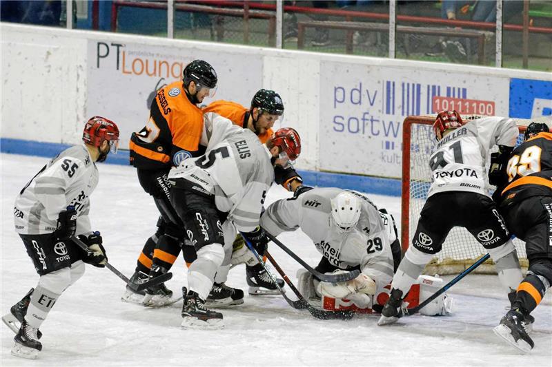 Rund 2000 Zuschauer sehen ein spannendes Testspiel zwischen den Grizzlys Wolfsburg und den Kölner Haie.  Foto: Drechsler