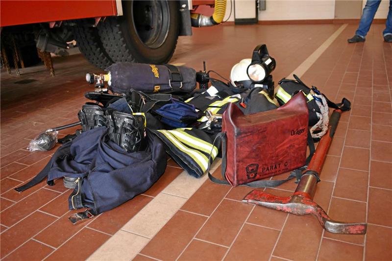 Rund 25 Kilo wiegt auch die Ausrüstung, die ein Atemschutzgeräteträger unter Extrembedingungen mit sich tragen muss.