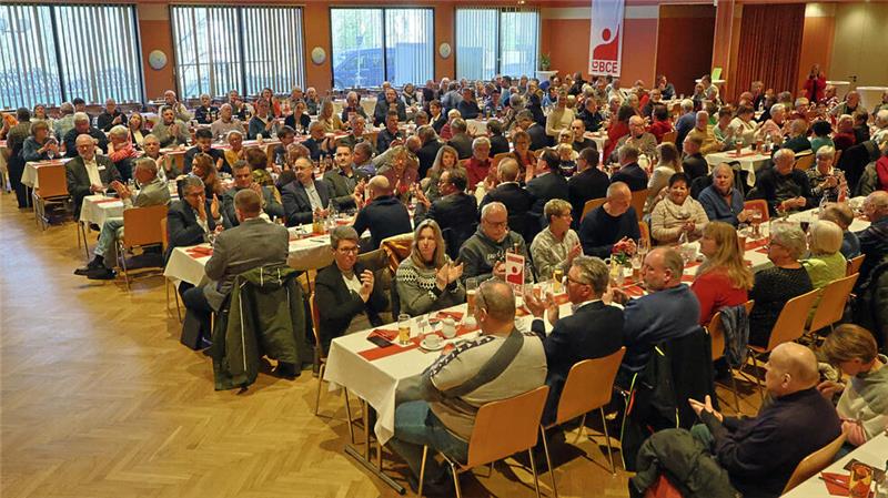 Rund 250 Besucher folgen der Einladung der IGBCE zum politischen Grünkohlessen in den „Lindenhof“.