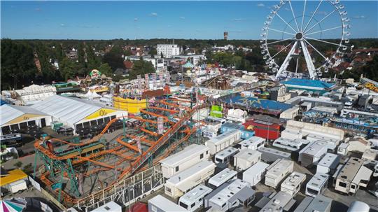 Rund 250 Buden und Fahrgeschäfte sind auf dem 418. Kramermarkt in Oldenburg aufgebaut.