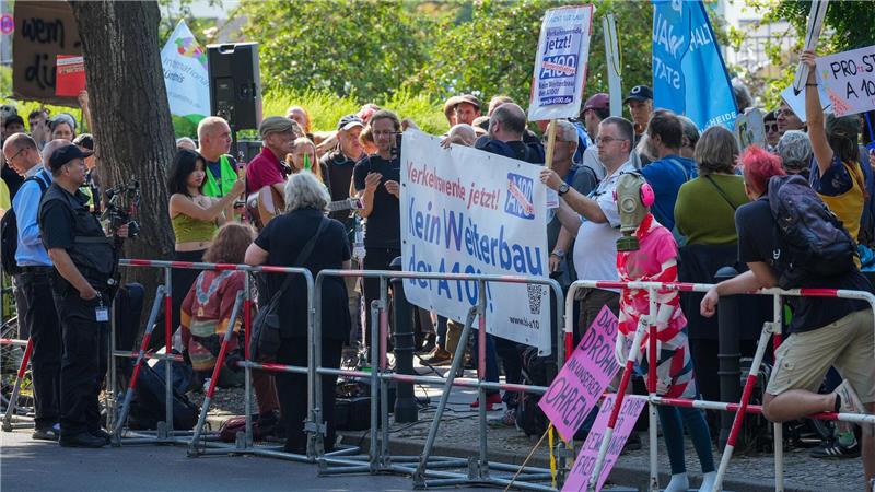 Umstrittenes Teilstück der A100 in Berlin eröffnet Rund 250 Gegnerinnen und Gegner der Verlängerung protestierten gegen die Inbetriebnahme.
