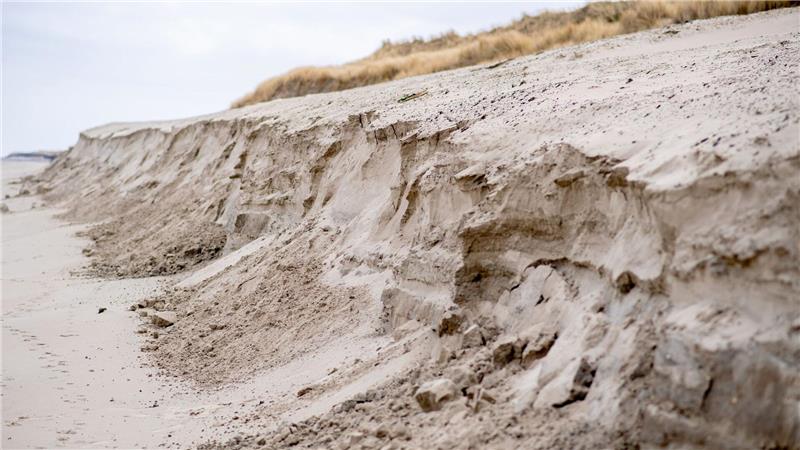 Küstenschutz schüttet Sand vor Wangerooger Nordostdünen auf Rund 25.000 Tonnen Sand sollen am Strand vor den Nordostdünen auf Wangerooge aufgebracht werden - so soll die Düne vor Sturmfluten geschützt werden. (Archivbild)