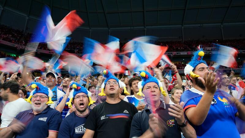 Glücksrausch: Handballer träumen von Medaille Rund 27.000 Fans erlebten das Spiel der deutschen Handballer gegen Frankreich live im Stadion.