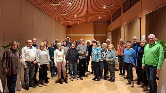 Rund 30 Aktive der Gruppe „Harzwandern mit anderen“ treffen sich im Lindenhof.