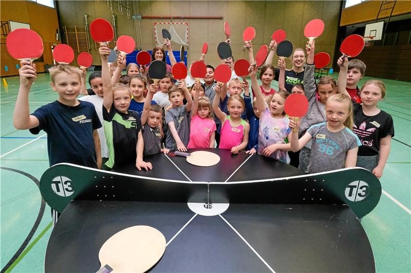 Rund 30 Kinder kommen in die Braunlager Sporthalle, um den Tischtennisschläger zu gewinnen. Foto: Drechsler