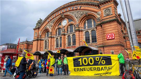 Rund 30 Menschen haben in Bremen gegen den Transport von hoch radioaktivem Atommüll durch Deutschland protestiert. 