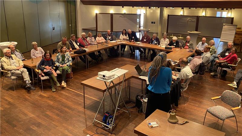 Rund 30 Personen treffen sich im Kurhaus, um über die Zukunft von „Natur-Mensch“ zu beraten.