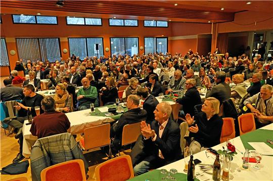 Rund 300 Besucher verfolgen das GZ-Podium im „Lindenhof“ zum Bürgerentscheid am Sonntag. Foto: Epping