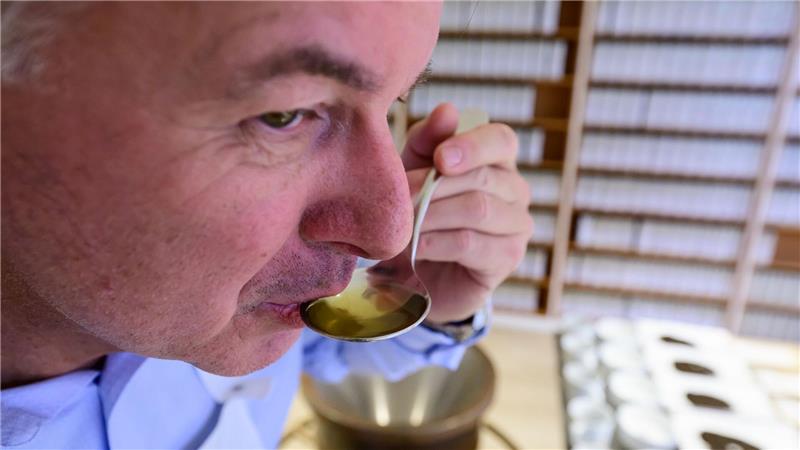 Teetester mit Leidenschaft und ausgeprägtem Geschmackssinn Rund 300 Tees verkostet ein kleines Team täglich.