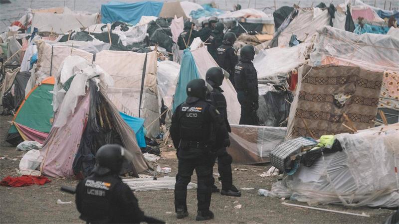 Spanische Polizei räumt Migrantenlager in Ceuta Rund 3.000 überwiegend junge marokkanischen Männer hatten in den selbstgebauten Hütten monatelang auf ein neues Leben in Spanien gehofft.