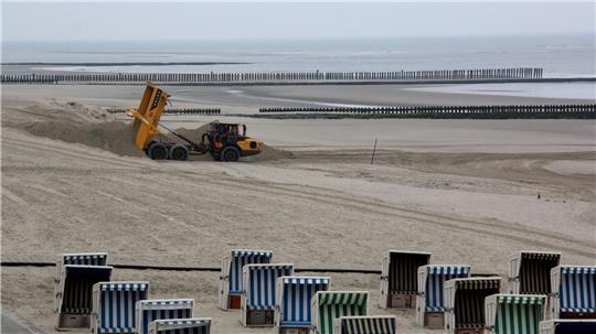 Rund 30.000 Kubikmeter Sand fehlen laut der Insel nach dem Winter an Wangerooges Badestrand. 