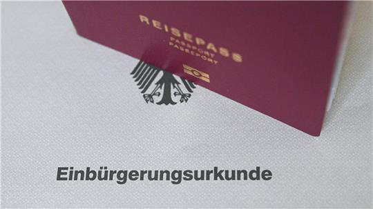 Rund 332.500 Ausländerinnen und Ausländer haben im letzten Jahr die deutsche Staatsangehörigkeit erworben. (Symbolbild)