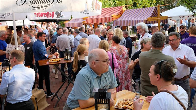Rund 350 Gäste treffen sich zur Sommerbegegnung des Landkreises im Garten des Kreishauses und kommen miteinander ins Gespräch.