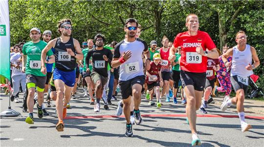 Rund 350 Menschen nehmen im vergangenen Jahr beim Campuslauf der TU Clausthal teil.