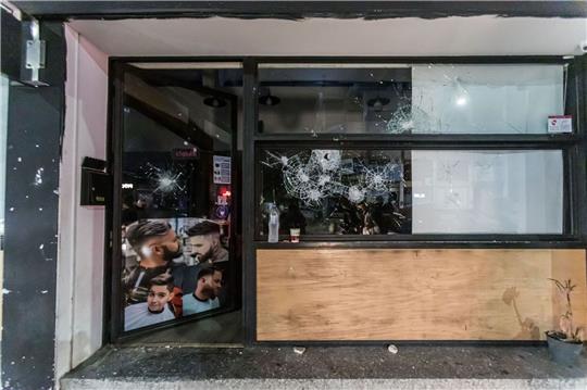 Rund 350 Vermummte auf Zypern zerstörten Geschäfte von Migranten und griffen die Menschen selbst an.
