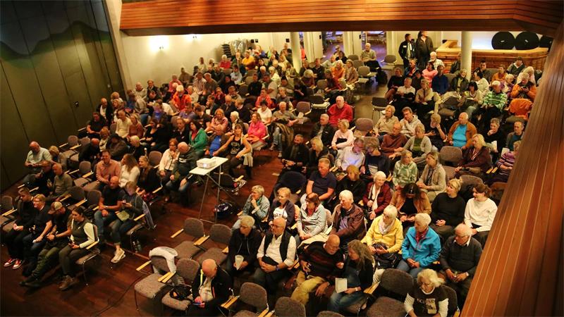 Ein Saal voller Menschen.