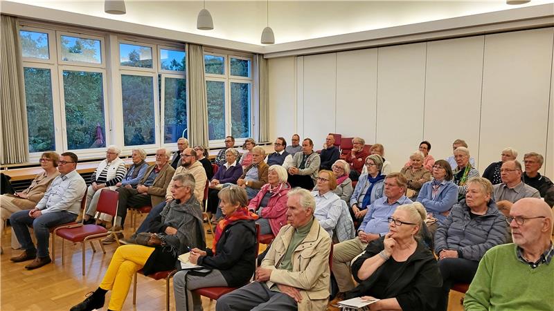 Wird eine Harzburger Straße nach Max Ohrenstein benannt? Rund 40 Interessierte waren zum Vortrag in das Haus der Kirche gekommen. Das kleine Foto stellte Markus Weber zur Verfügung, es zeigt das Hotel „Ernst August“ von Max Ohrenstein. Foto: Fricke