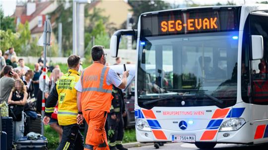 Rund 400 Fahrgäste sind in der Nähe von Wien nach einer technischen Panne aus einem ICE gerettet worden. 