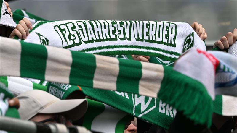 Zugunfall stoppt Werder-Fans auf Weg nach Leverkusen Rund 400 Fans von Werder Bremen wurden auf dem Weg zum Auswärtsspiel bei Bayer Leverkusen gestoppt.