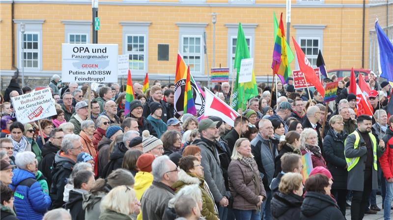 Clausthal-Zellerfeld: Demonstrieren gegen Rechtsextremismus Rund 400 Menschen versammelten sich auf dem Platz vor der Marktkirche. Zwischenfälle gab es keine. Fotos: Neuendorf