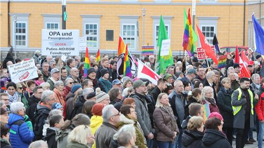Rund 400 Menschen versammelten sich auf dem Platz vor der Marktkirche. Zwischenfälle gab es keine. Fotos: Neuendorf