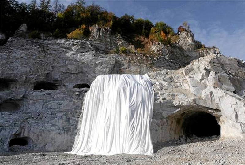 Rund 400 Quadratmeter Fläche decken die Sprengschutzmatten ab.  Fotos: Bruns/LBEG