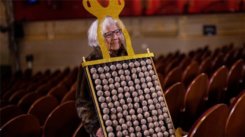Rund 400 Zuschauer können die Ziehung der Glückszahlen im Madrider Teatro Real direkt miterleben. 