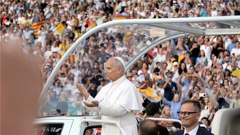 Papst hält Vigilie mit 40.000 in Barcelona Rund 40.000 überwiegend junge Menschen begrüßten Papst Leo XIV. im Olympiastadion von Barcelona mit Riesenapplaus.