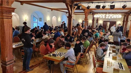 Rund 450 Kinder aus Schulen im ganzen Bezirk spielen im Bündheimer Schloss Schach.