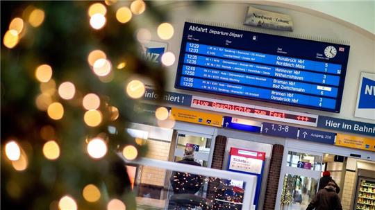 Rund 4,9 Millionen Fahrgäste waren über Weihnachten im Fernverkehr der Deutschen Bahn unterwegs. (Archivbild)