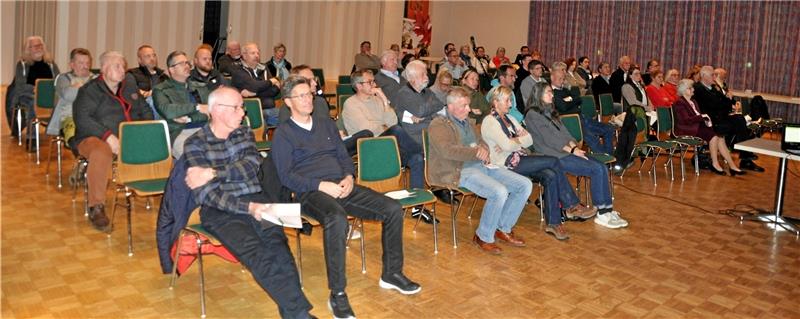 Zähes Ringen um die Hahnenkleer Tourismus-Einigkeit Rund 50 Mitglieder und Gäste verfolgen drei Stunden lang im Hahnenkleer Kurhaus beim Tourismusverein die Debatte um die Kurort-Zukunft. Vorsitzende Lydia Böttcher und ihr Vorgänger Peter Pütz sind längst nicht immer einer Meinung, gehen aber aufeinander zu. Fotos: Heine