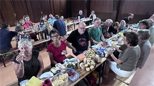 Rund 50 Teilnehmer zählt das Dorffrühstück in Göttingerode.