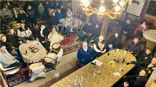 Rund 50 Westeröder und Westeröderinnen treffen sich in der Scheune der Familie Beulecke, um sich über die Gründung eines Dorfvereins zu informieren.