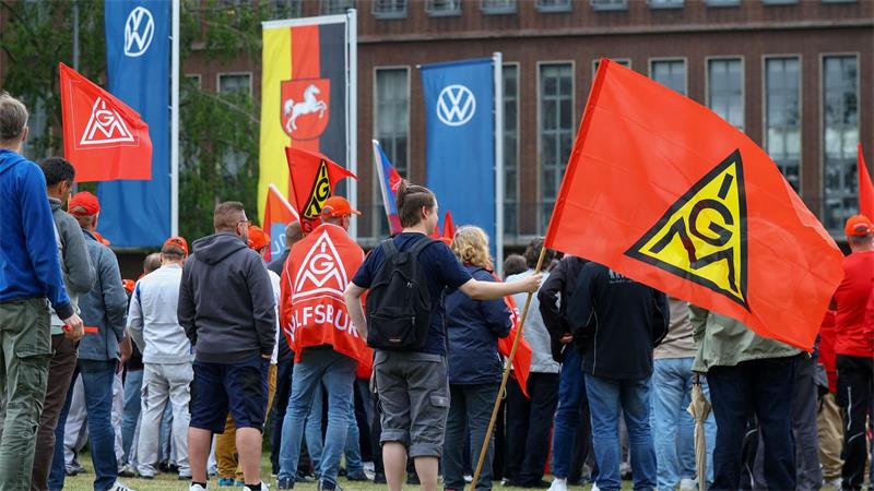 Lautstarker Protest vor VW-Aufsichtsratssitzung Rund 500 beteiligten auch an der Kundgebung unmittelbar vor der Aufsichtsratssitzung.