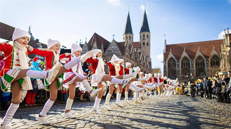 Brunswiek helau! - „Schoduvel“ rollt, Becherwurf auf Behrens Rund 5.000 Aktive sind beim Karnevalsumzug „Schoduvel“ in Braunschweig dabei.