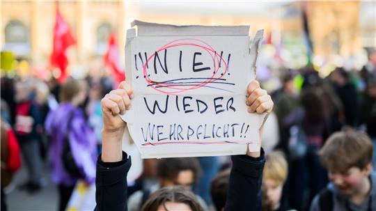 Rund 550 junge Menschen nahmen laut Polizei in Hannover einer Demonstration zum bundesweiten Schulstreik gegen die Wehrpflicht teil.  